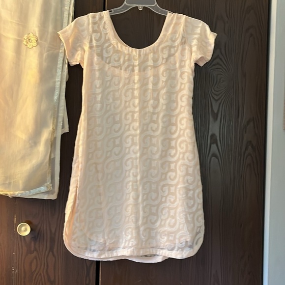 Handmade Sari and Dupatta Scarf in a beautiful peach color. Size Small - Picture 5 of 12